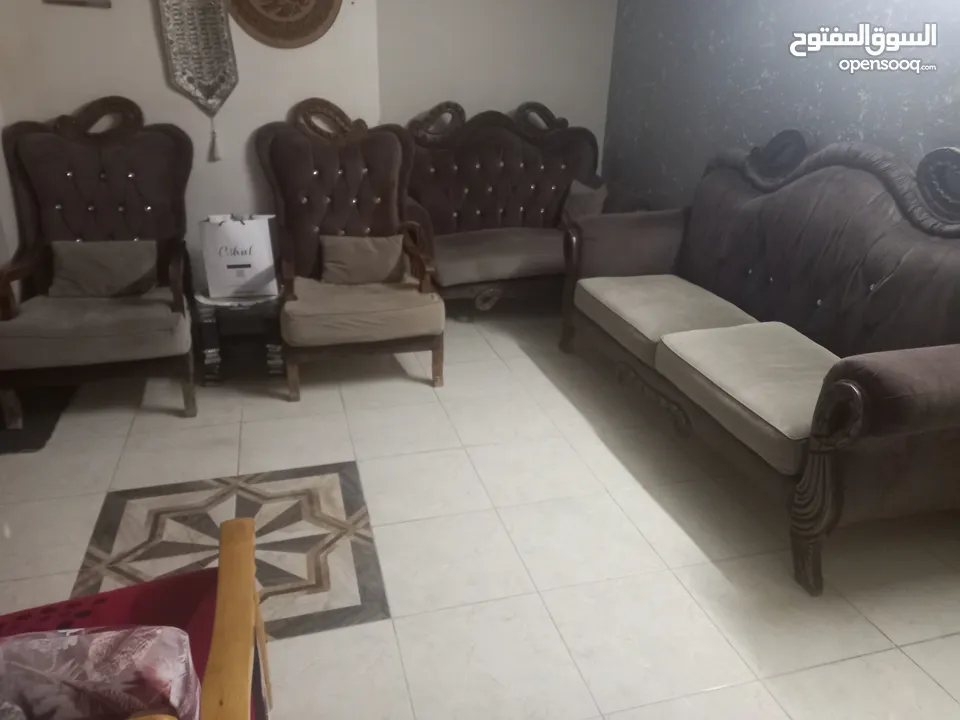 طقم كنب بحال الوكاله يتكون من 8 مقاعد لايوجد كسر ولاخدش البيع لدواعي السفر والتواصل عبر الوتس اب
