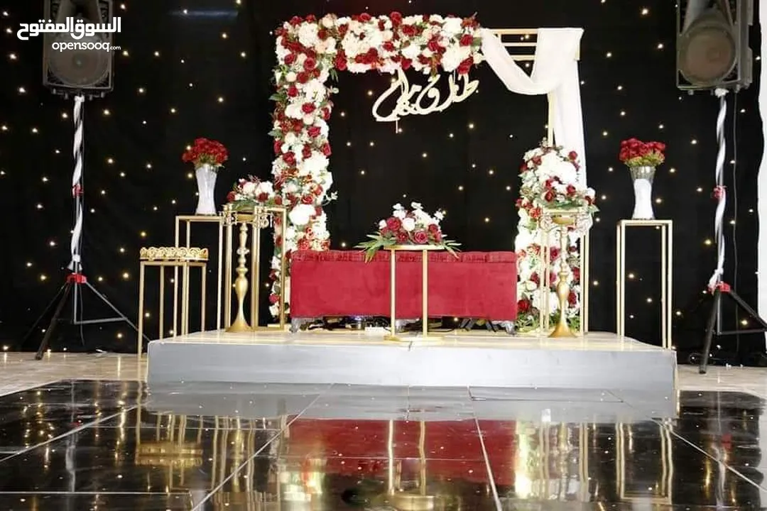 كوشة خمرية مستطيلة بتنسيق ورود مميزة مع كامل اكسسوراتها