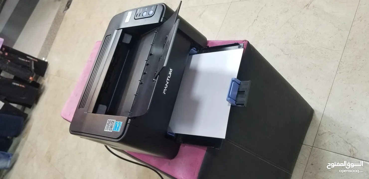 طابعة ليزر ويرلس اسود شبه جديدة مع حبر جديد فل   .