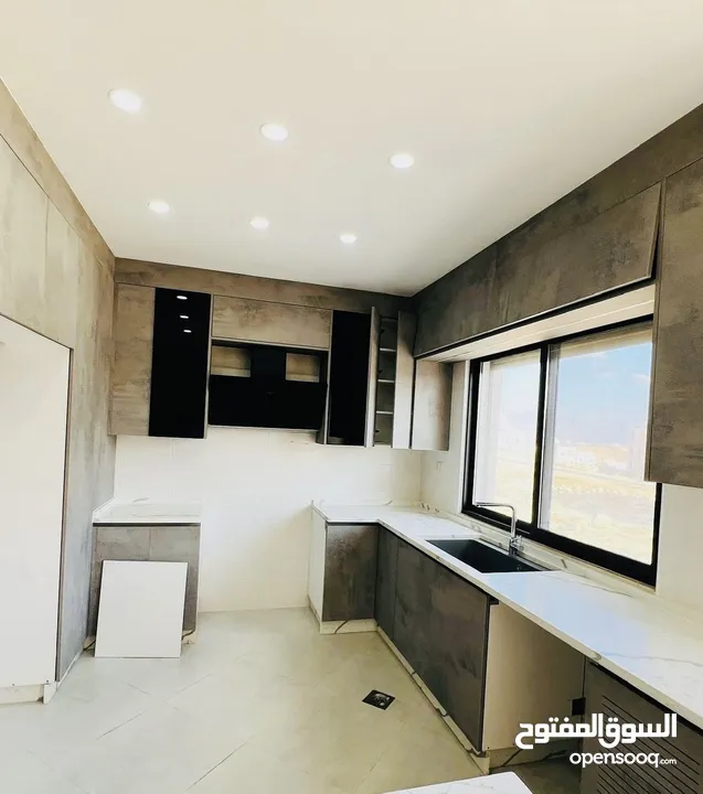 شقة جديدة للبيع ب حي المنصور طابق ثاني 170 متر مطله على شارع ياجوز وشارع الأردن راكب مطبخ ومكيفات