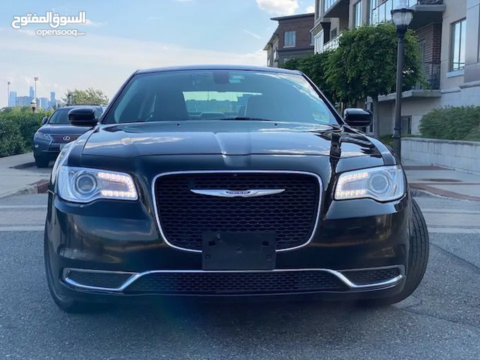 Chrysler c300 2019 v6 صبغة وكالة بحالة ممتازة