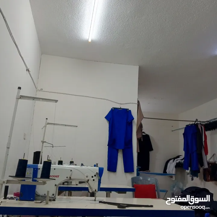 #ماكنات خياطه #مقص كهرباء  السلام عليكم / البيع لداعي السفر مشغل كامل استعمال الماكنات شهرين فقط