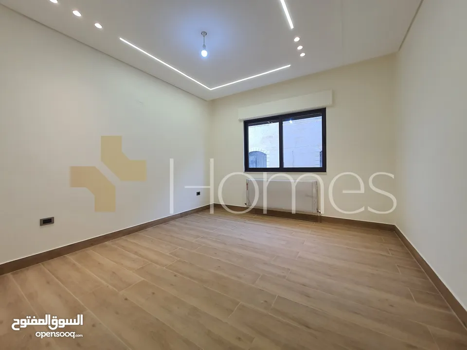 شقة ارضية مع ترس للبيع في حي الصحابة بمساحة بناء 237م