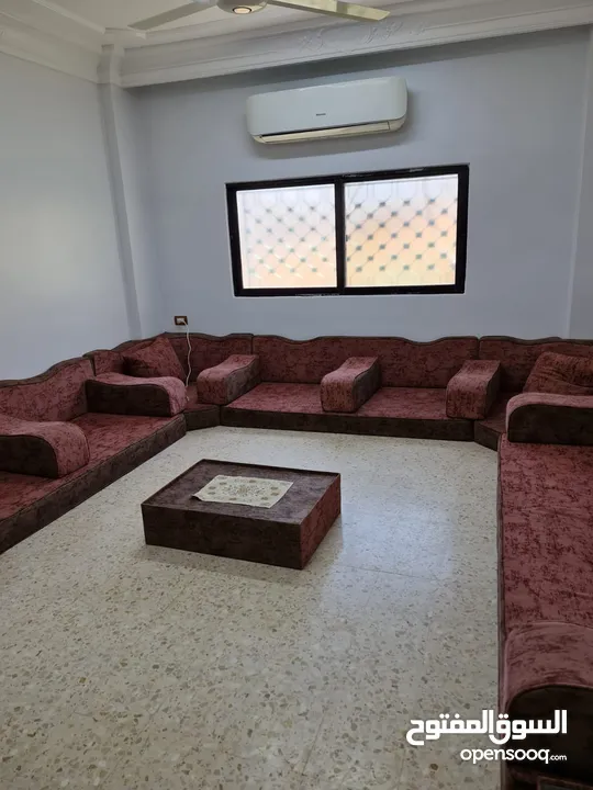 فرش عربي واسع بحاله ممتازة للبيع في الزرقاء مقاساته 3.70*3.90