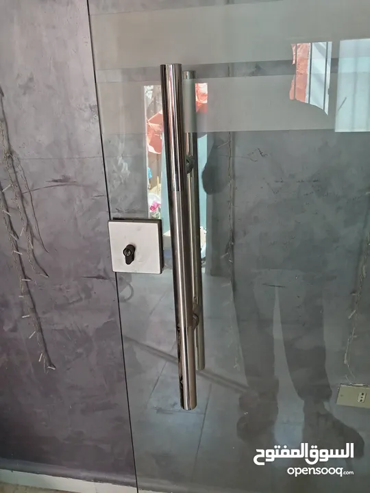 باب سكيوريت عدد 2 وباب خشب بدون حلق مستعمل نظيف للبيع