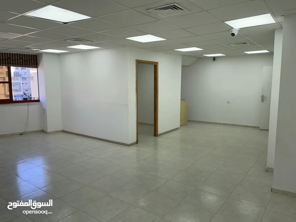 مكتب واسع وسط مدينة رام الله للايجار