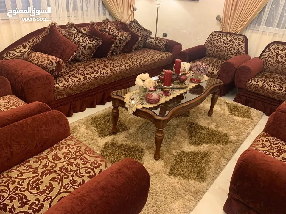 كنب صالون شبه جديد فاخر للبيع