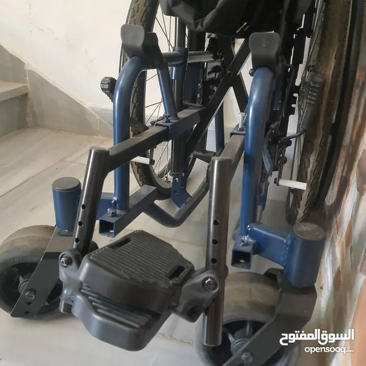 كرسي متحرك اطفال شبه جديد حديد والمنيوم ثقيل قياس ستاندر مع كامل عدته 60 شامل التوصيل عمان والزرقاء
