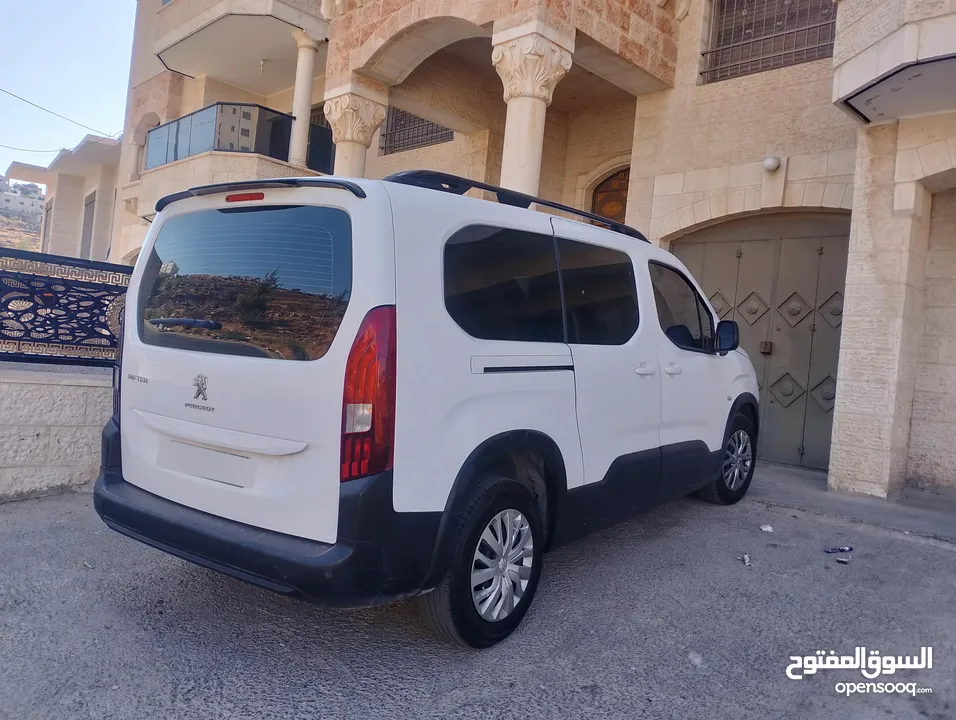 سياره بيجو رفتر سحب شركه بوضع ممتاز جدا جميع الاضافات ..ماشيه 120 الف ايد اولى