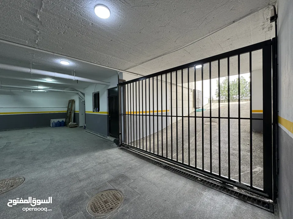 شقة مميزة طابق اول مساحة 214 م بتشطيبات مميزة باجمل مناطق رجم عميش مع بلكونات بنظام ترسات