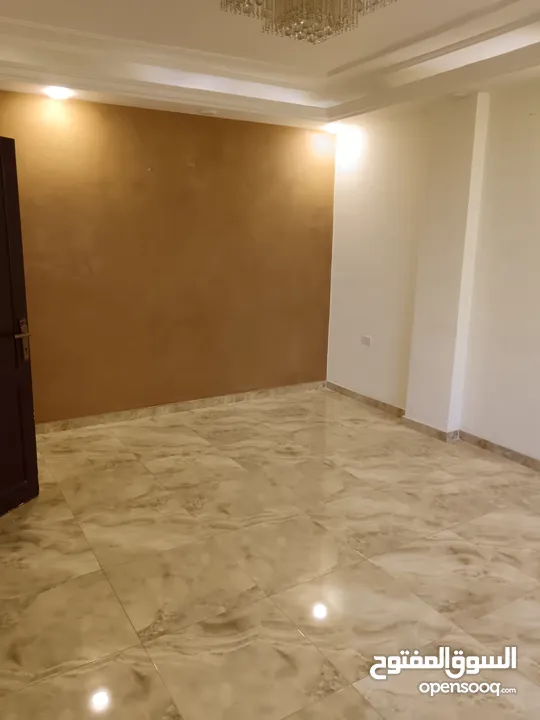 عمارة ثلاث طوابق للبيع في المنارة بسعر لقطة
