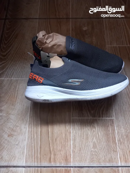 حذاء سهل الارتداء ماركة سكيتشر فيتنامي الصنع أصلي  قياس 42 لون سكني  go run للبيع skechers go runk