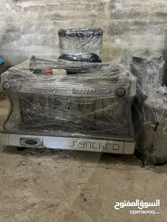 عدة محل  كاملة مع طاولات وكراسي للبيع