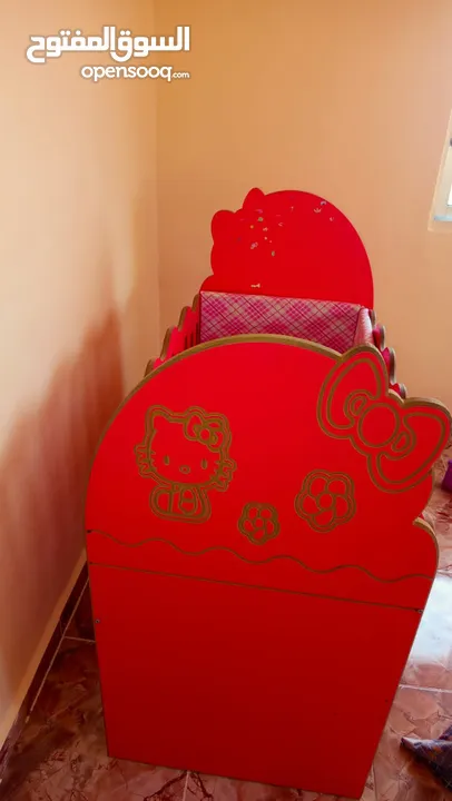 تخت اطفال مع فرشه طبيه