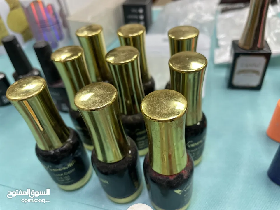 عدة جل كلر واكستنشن للبيع الوان مختلفه جل كلر  واحجام مختلفة واجهزه ومستلزمات صالونات للشعر  وهديه ع