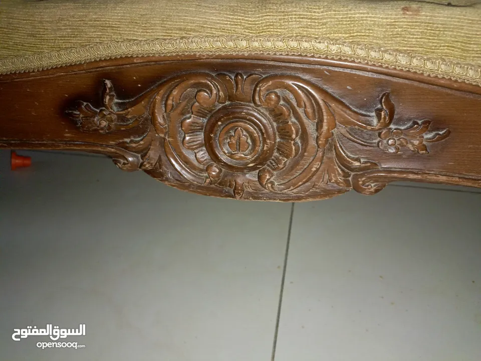 للبيع غرفة صالون قعدة مستعملة. ثلاثية وثنائية ومفردتين وطاولة وسط وطرييزتين