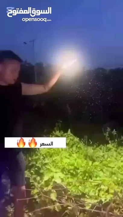 مضرب ناموس كهربائي مع قاعدة لقتل جميع أنواع الحشرات المزعجة يمكن وضعه بالمكان المخصص له أومسكه باليد