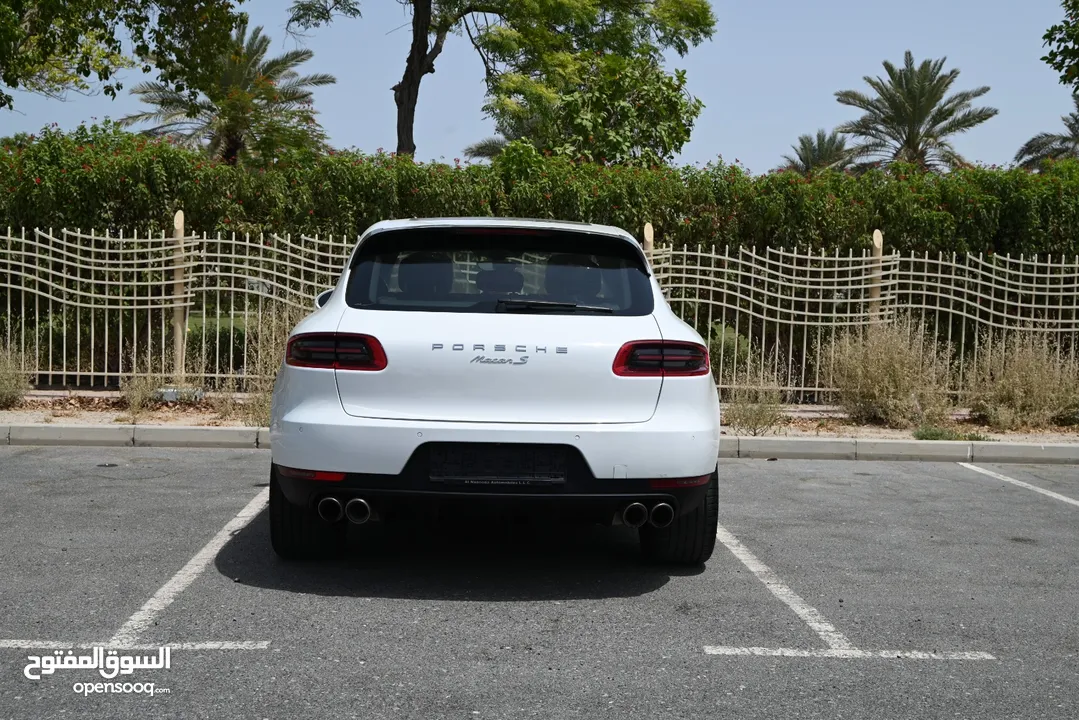 0% DP - BEST DEAL - AGENCY MAINTAINED - PORSCHE MACAN S WITH PANORAMIC ROOF - RED INTERIOR - GCC