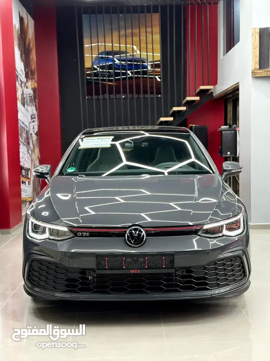 GTI mk8 عداد 30 ألف . اضافات نادرة . بحال الوكالة