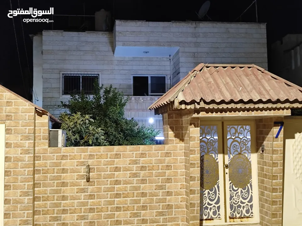 منزل للبيع موقع مميز و اطلاله مميزه و محدث بالكامل