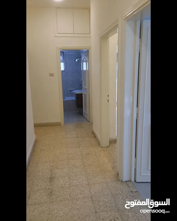 شقة سكنية طابق رابع بحالة ممتازة مجددة بالكامل للايجار السنوي بشارع الجاردنز بجانب جميع الخدمات