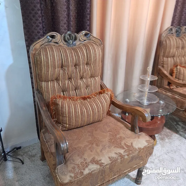 كنب بحال الجديد للبيع المستعجل بداعي السفر لون عسلي تفصيل وليس تجاري