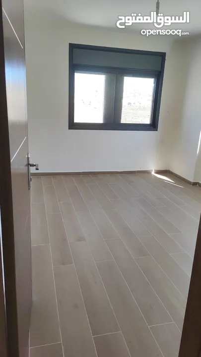 شقة جاهزة للسكن بالريحان مع مطبخ وديكورات وبناء حديث