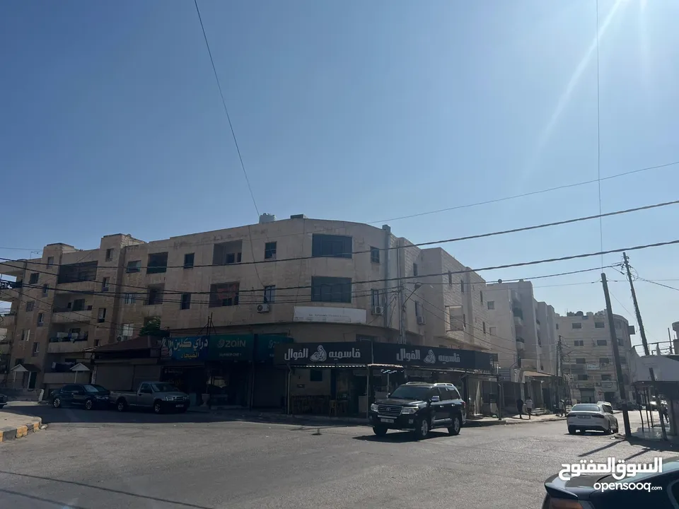 مجمع تجاري في وسط إربد عبارة عن محلات وشقق مع تسوية