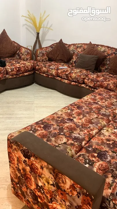 طقم كنب خشب زان مرتب للبيع بداعي السفر  بتكون من كرسيين وكنب عدد2مقعدين ب مقعدين واريكا