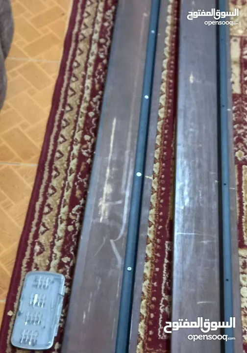 سرير خشب زان مفرد ونص بحالة ممتازة مفرش حديد