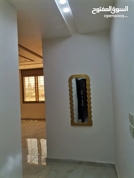 شقه فخمه طابق ارضي205م مدخل خاص وكراج وساحه للبيع على شارع البترا شرق اربد مول قراند