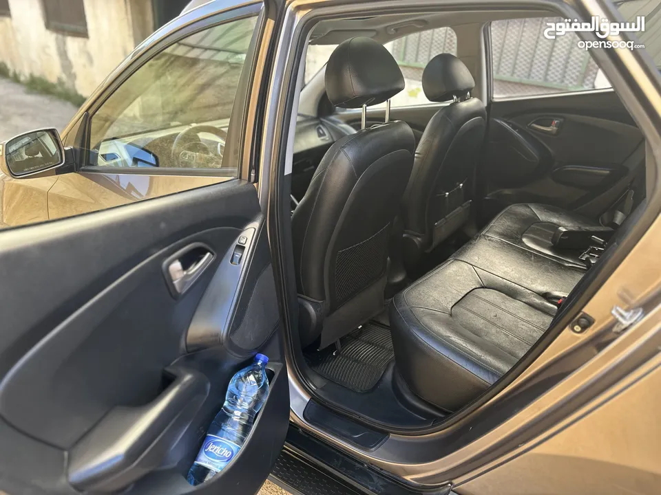 2009 ‏Hyundai توسان LX20 اربع ابواب، اللون فيراني، الكراسي جلد والسيارة 92,000 كيلو فقط وبحالة رائعة