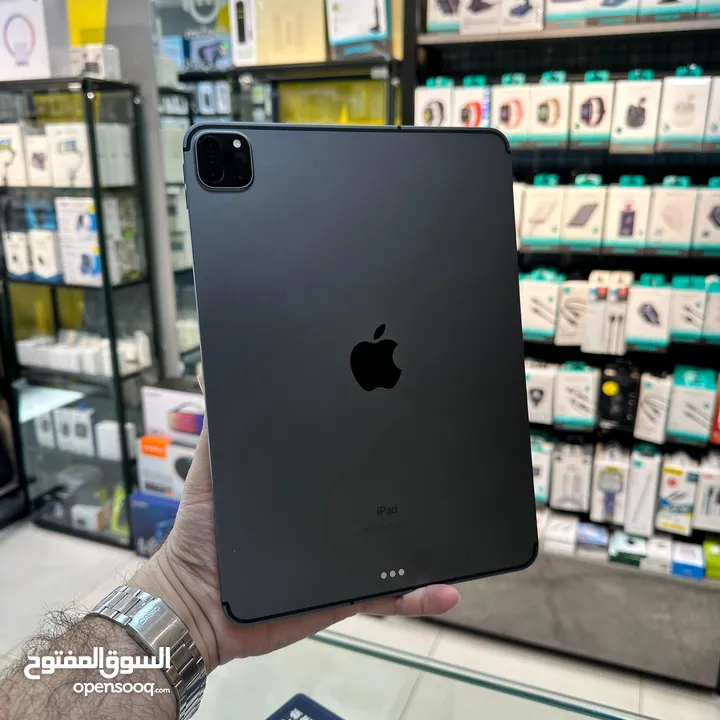 iPad Pro 11" 256G WiFi With Apple Pencil    بطارية 87%2 بحالة ممتازة