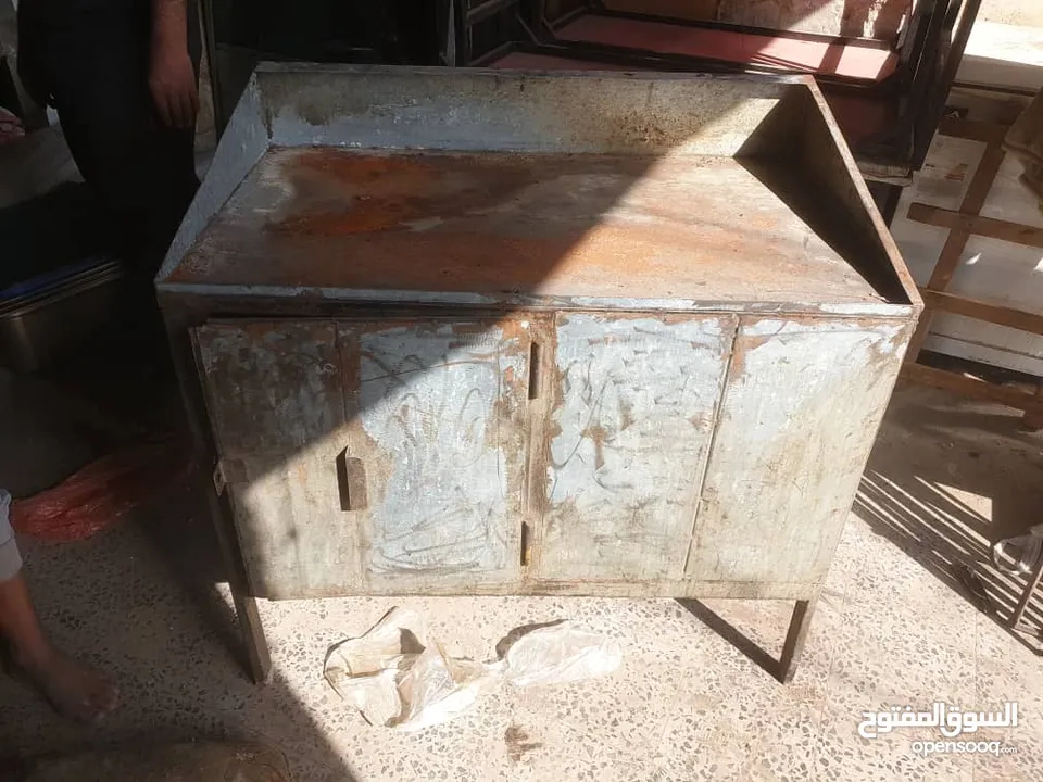 معدات مطعم متنوعه مستخدم نظيف للبيع اغلب المعدات جديده ولم يتم استخدامها وبحاله ممتازه والسعر مغري