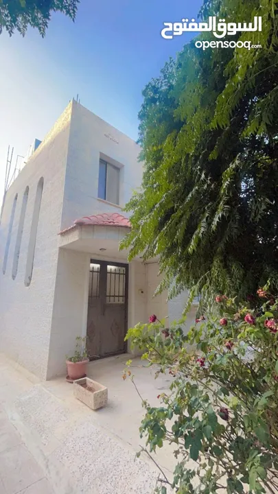 فيلا للبيع بالبنيات طريق المطار شارع الخدمات في حي هادئ جدا
