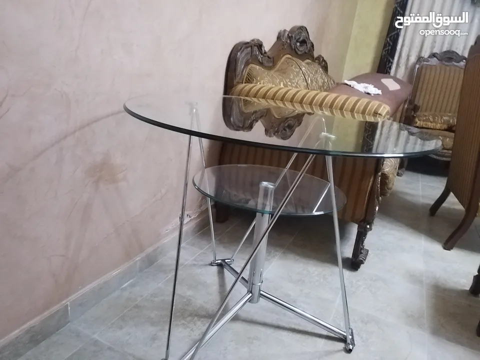 طاولة زجاج للبيع بحالة وكالة استخدام شهر
