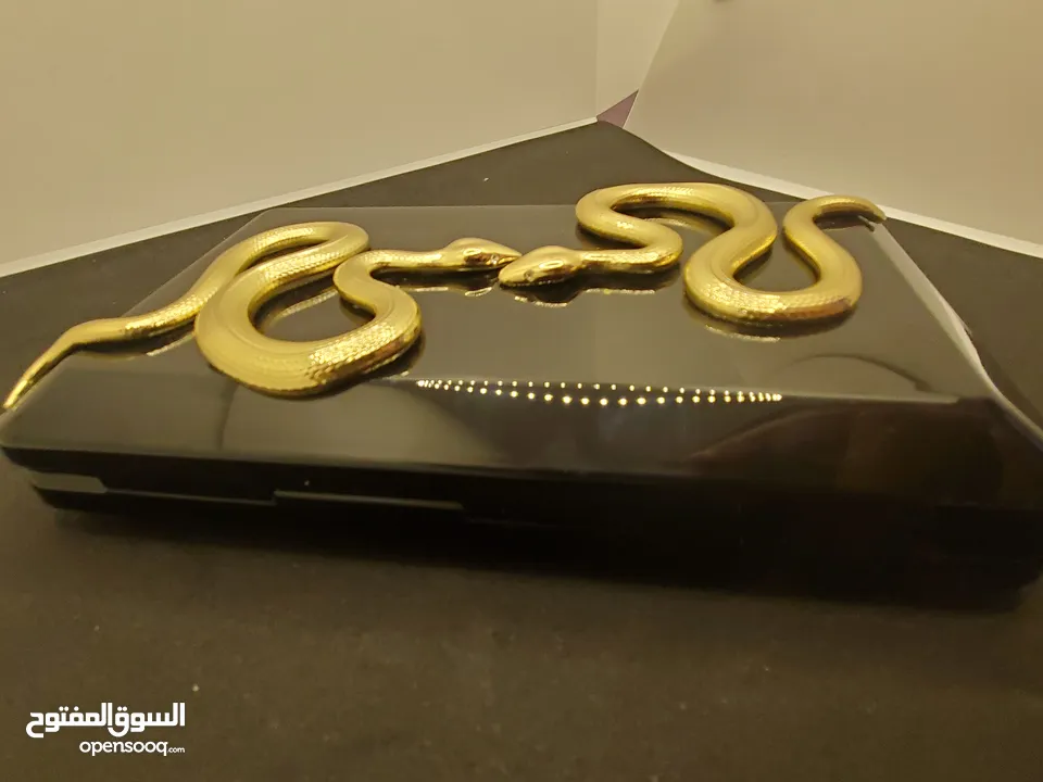 حقيبة كلاتش من ماركة كيليان ذا تمبتريس سوداء وراقيه ،Black Clutch The Temptress by Kilian
