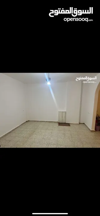 ثلاث غرف غير مفروشة للايجار