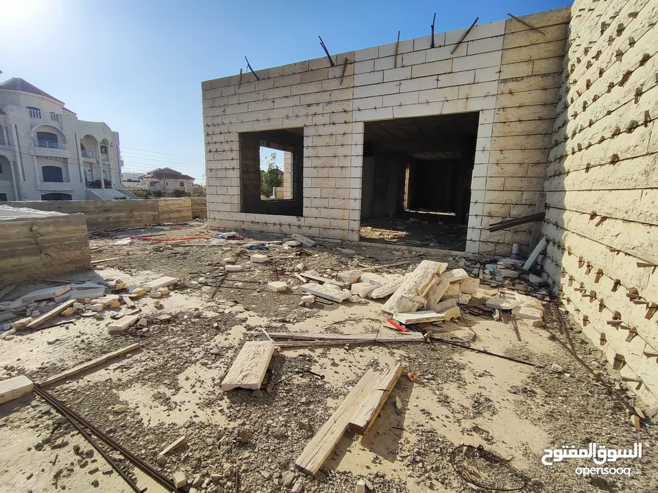 قطعه أرض عليها فيلا عظم للبيع في سطح مرحبا