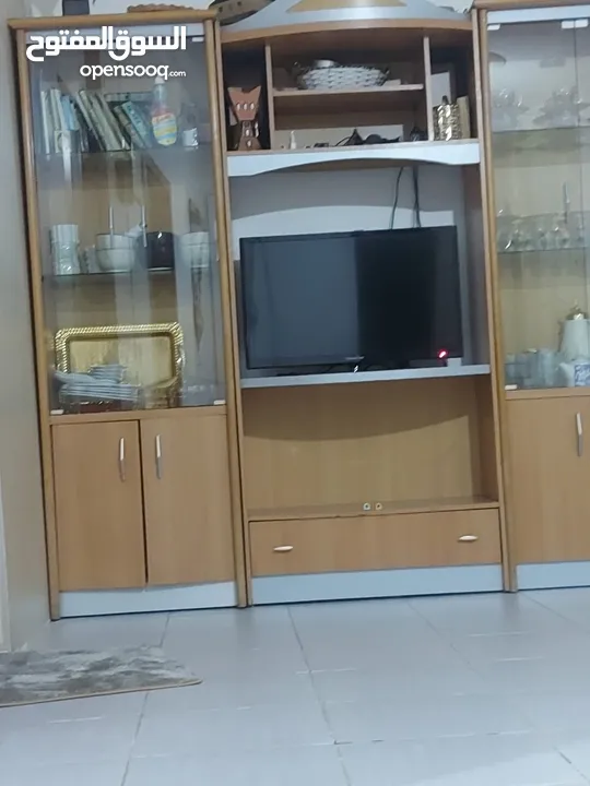 بوفية للبيع ثلاث قطع كل قطعه منفصلة ارفف زجاج وابواب زجاج مع خزانتين ودرج مستعملة للبيع مع مكنسة