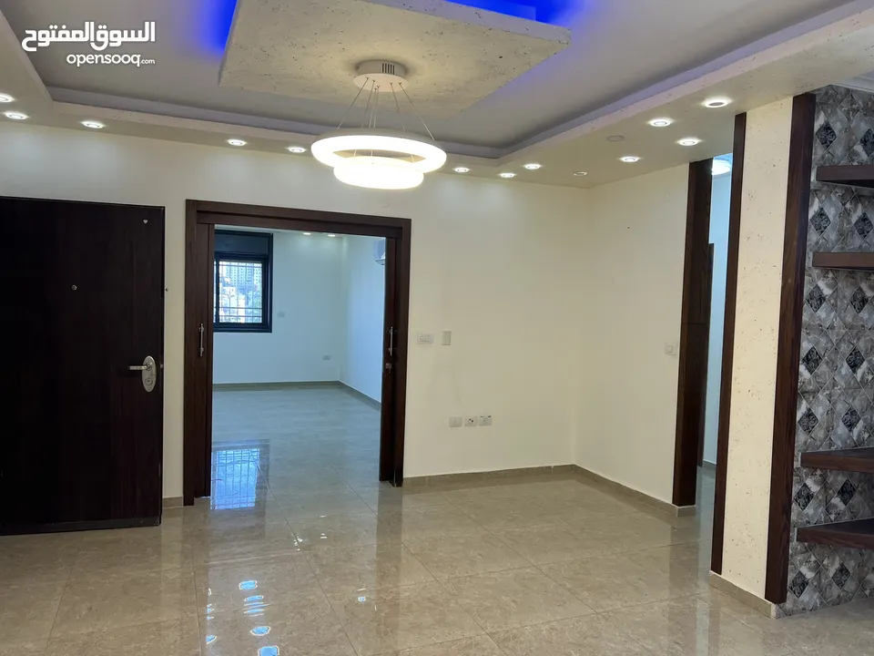شقه فارغة للايجار  في البيره قرب شارع القدس وعرابي  لتاجير السيارات