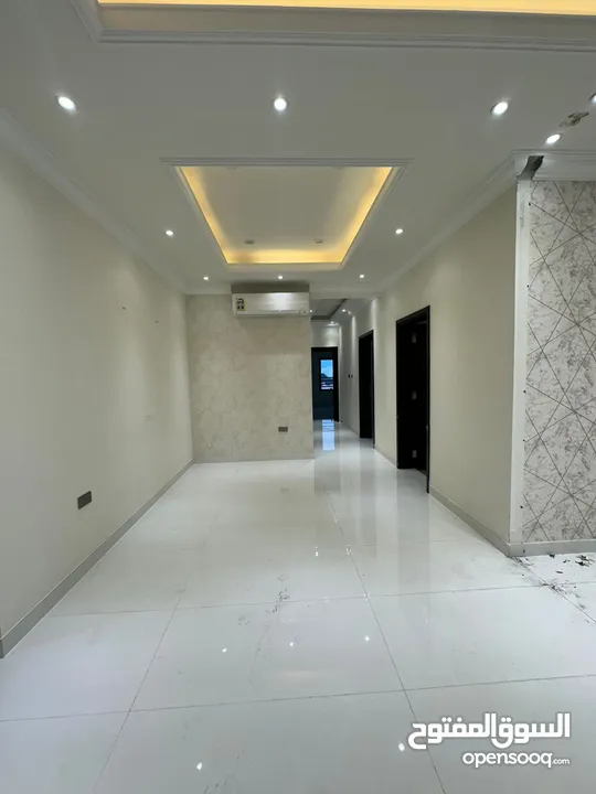 شقة فاخرة 3 غرف وصالة للايجار في العذيبة - Luxurious 3BHK apartment for rent in Aziba