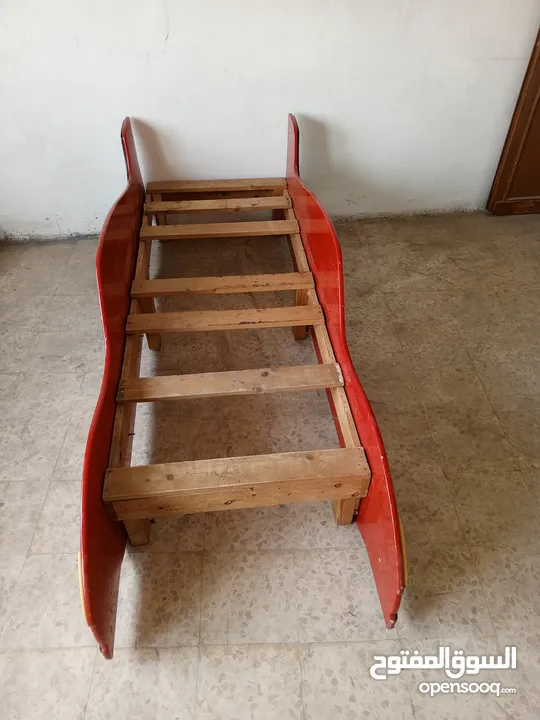 تختين على شكل هيكل سيارة مستعملة للبيع