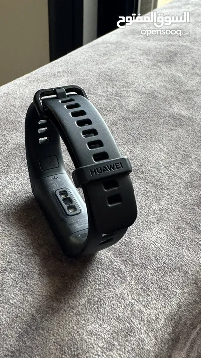ساعة ذكية من هواوي HUAWEI Band 4-98F – لمتابعة اللياقة والصحة – شاشة لمس – بحالة ممتازة وسعر مميز!