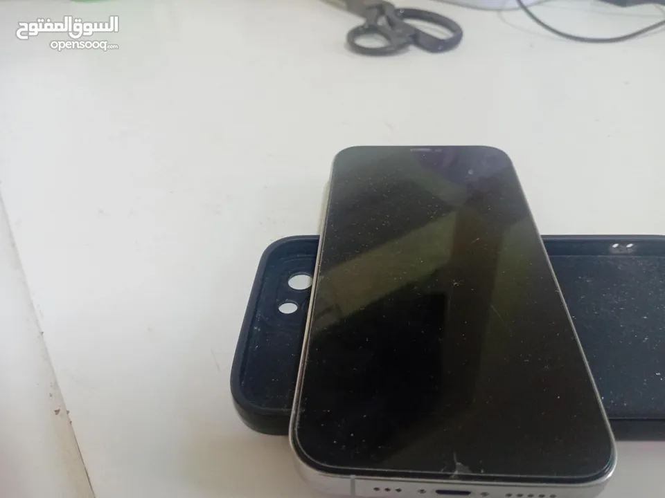 ايفون 12 pro جيجا 128 البطاريه 88 الجهاز نظيف جدا بس مكسور الباك الخلفي بخصملك من سعر الجاهز