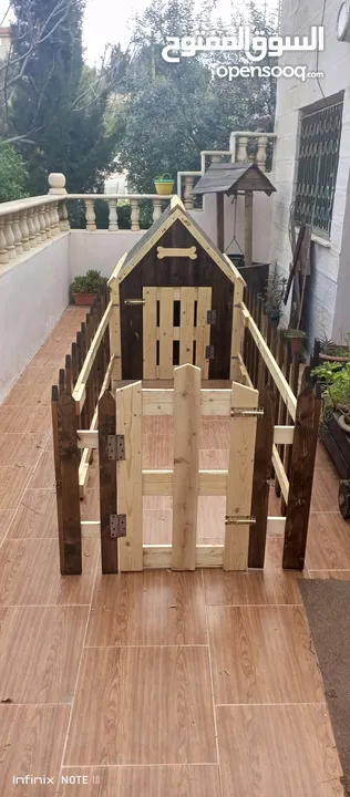 أكواخ خشبية وبيوت للحيوانات