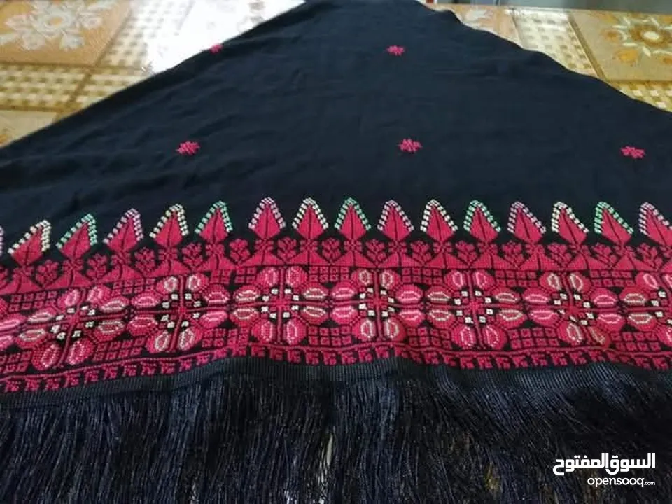 تطريز يدوي اثواب وبراويز وساعات وتوزيعات وكتابة بالتطريز على البلايز وصواني مطرزة ومرايات مطرزة