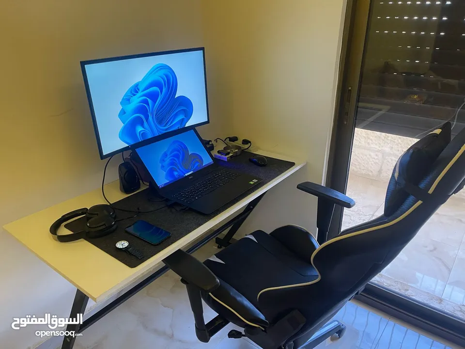 مكتب جيمنج مزود ب اضاءة RGB ملونه مع ريموت تحكم  شامل التوصيل فقط