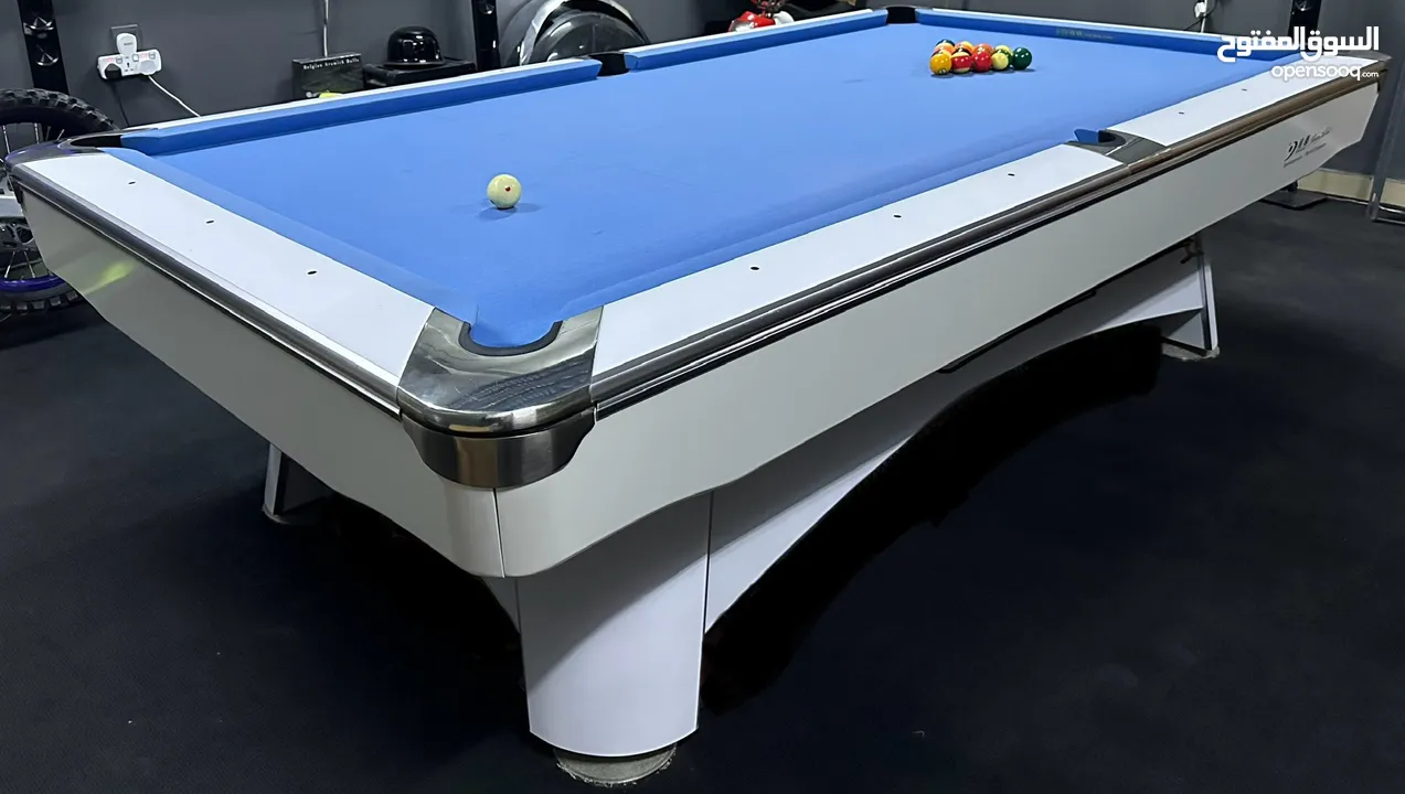 طاولة بليارد - Pool table