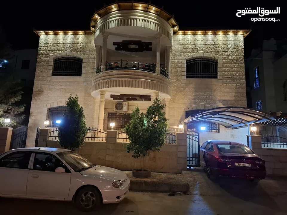 عماره للبيع مكونه من طابقين واجهات حجر وتراس مع نظام طاقه شمسية